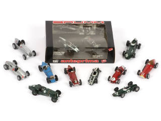 Lot 109 - DIVERS (12)