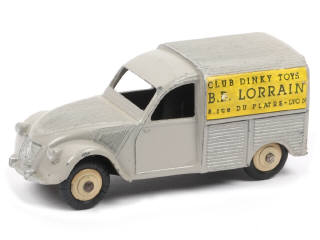 Lot 374 - DIVERS (1)