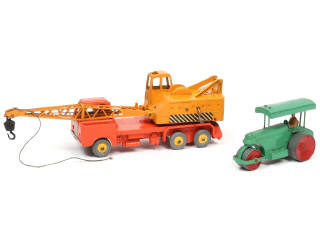 Lot 328 - DINKY TOYS (GB) (2)