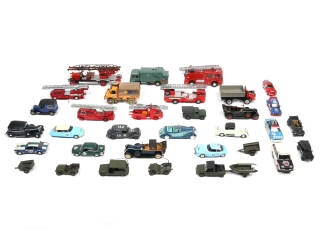 Lot 239 - DIVERS (34)