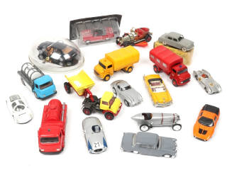 Lot 202 - DIVERS (17)