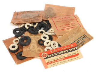 Lot 390 - DINKY TOYS (1)