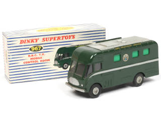 Lot 379 - DINKY TOYS (GB) (1)