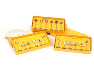 Lot 265 - DINKY TOYS (FRANCE) (3)