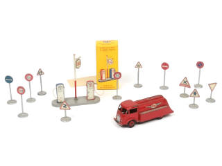 Lot 455 - DINKY TOYS (FRANCE) (14)