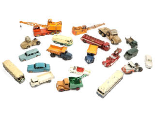 Lot 48 - DINKY TOYS (19)