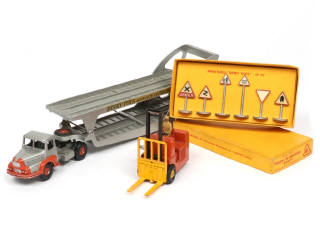 Lot 373 - DINKY TOYS (FRANCE) (3)