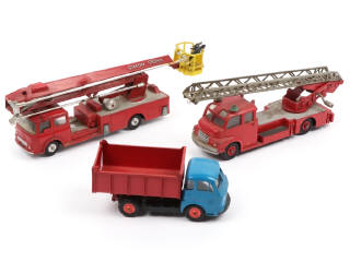 Lot 36 - DIVERS (3)