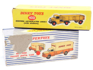 Lot 282 - DINKY TOYS (GB) (2)