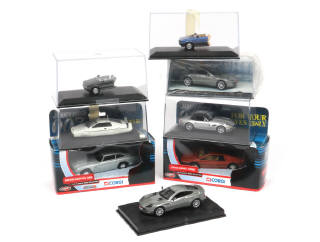 Lot 113 - DIVERS (8)