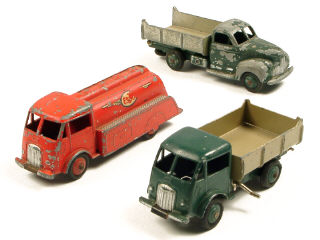 Lot 145 - DINKY TOYS (FRANCE) (3)