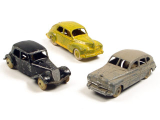 Lot 140 - DINKY TOYS (FRANCE) (3)