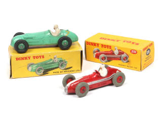 Lot 324 - DINKY TOYS (GB) (2)