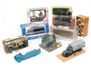 Lot 102 - DIVERS (8)