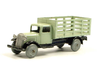 Lot 843 - DINKY TOYS (FRANCE) (1)