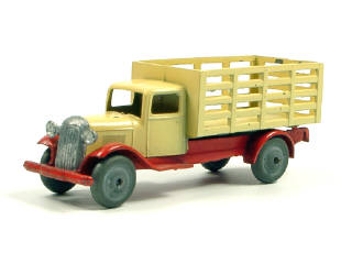 Lot 842 - DINKY TOYS (FRANCE) (1)