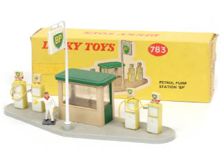 Lot 252 - DINKY TOYS (GB) (1)