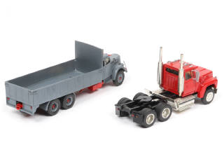 Lot 165 - DIVERS (2)