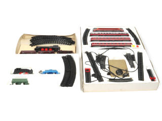 Lot 46 - DIVERS (HO) (3)