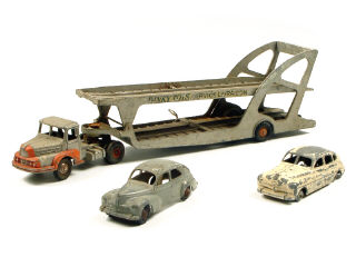 Lot 262 - DINKY TOYS (FRANCE) (3)