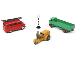 Lot 117 - DIVERS (4)