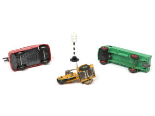 Lot 117 - DIVERS (4)