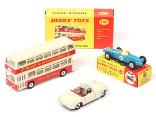 Lot 240 - DINKY TOYS (GB) (3)