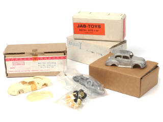 Lot 205 - DIVERS (4)