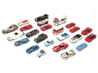 Lot 213 - DIVERS (24)