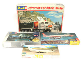 Lot 32 - REVELL (USA) (4)
