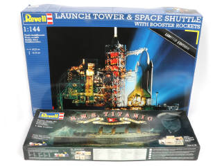 Lot 21 - REVELL (USA) (2)