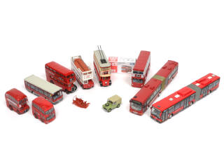 Lot 329 - DIVERS (12)