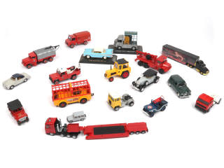 Lot 146 - DIVERS (18)