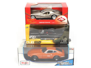 Lot 105 - DIVERS (3)