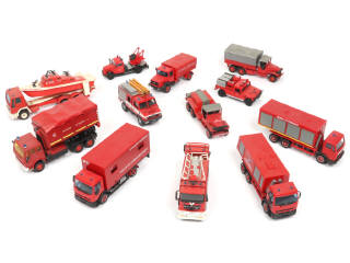 Lot 140 - DIVERS (12)