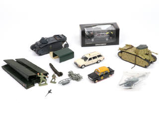 Lot 104 - DIVERS (12)