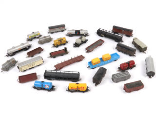 Lot 50 - DIVERS (HO) (27)