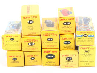 Lot 266 - DIVERS (12)