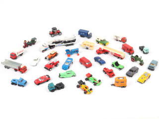 Lot 319 - DIVERS (32)