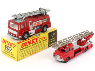 Lot 133 - DINKY TOYS (GB) (2)