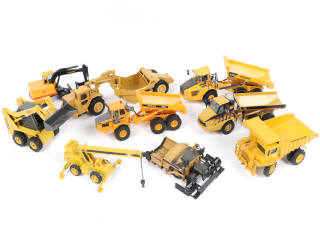 Lot 68 - DIVERS (9)