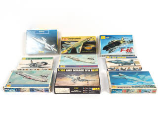 Lot 47 - DIVERS (9)