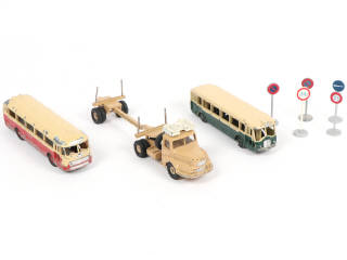 Lot 289 - DINKY TOYS (FRANCE) (4)