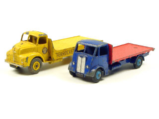 Lot 184 - DINKY TOYS (GB) (2)