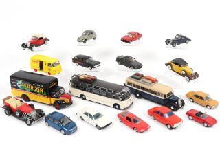 Lot 143 - DIVERS (18)