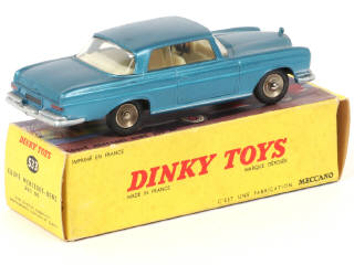 Lot 305 - DINKY TOYS (FRANCE) (1)