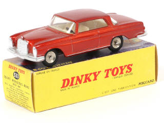 Lot 304 - DINKY TOYS (FRANCE) (1)