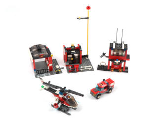 Lot 32 - LEGO (DANEMARK) (4)