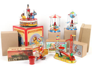 Lot 114 - DIVERS (8)