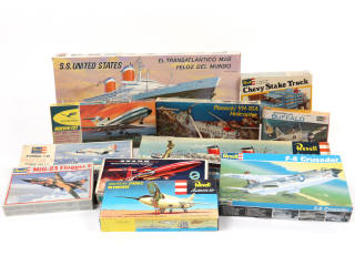 Lot 57 - REVELL (USA) (11)